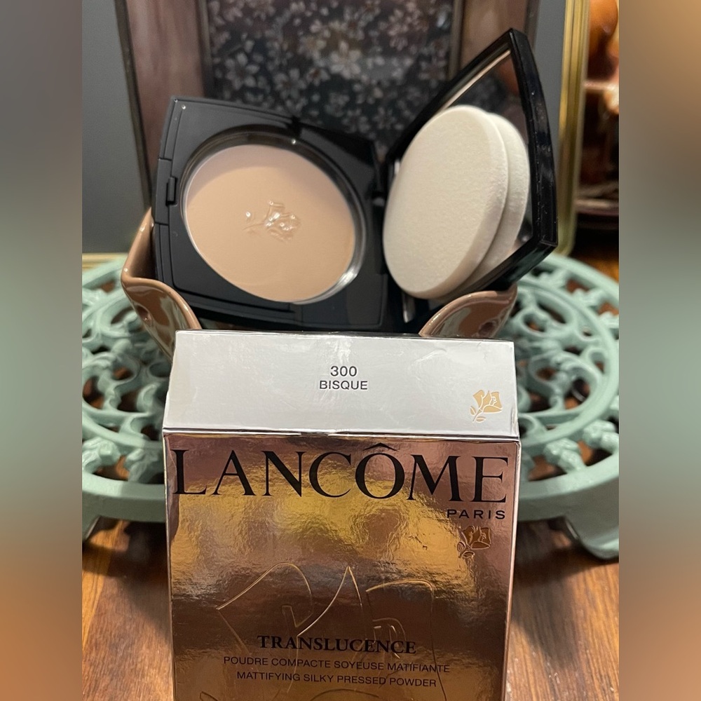 Lancome Translucence Mattifying Silky Pressed Powder - Picture 2 of 2